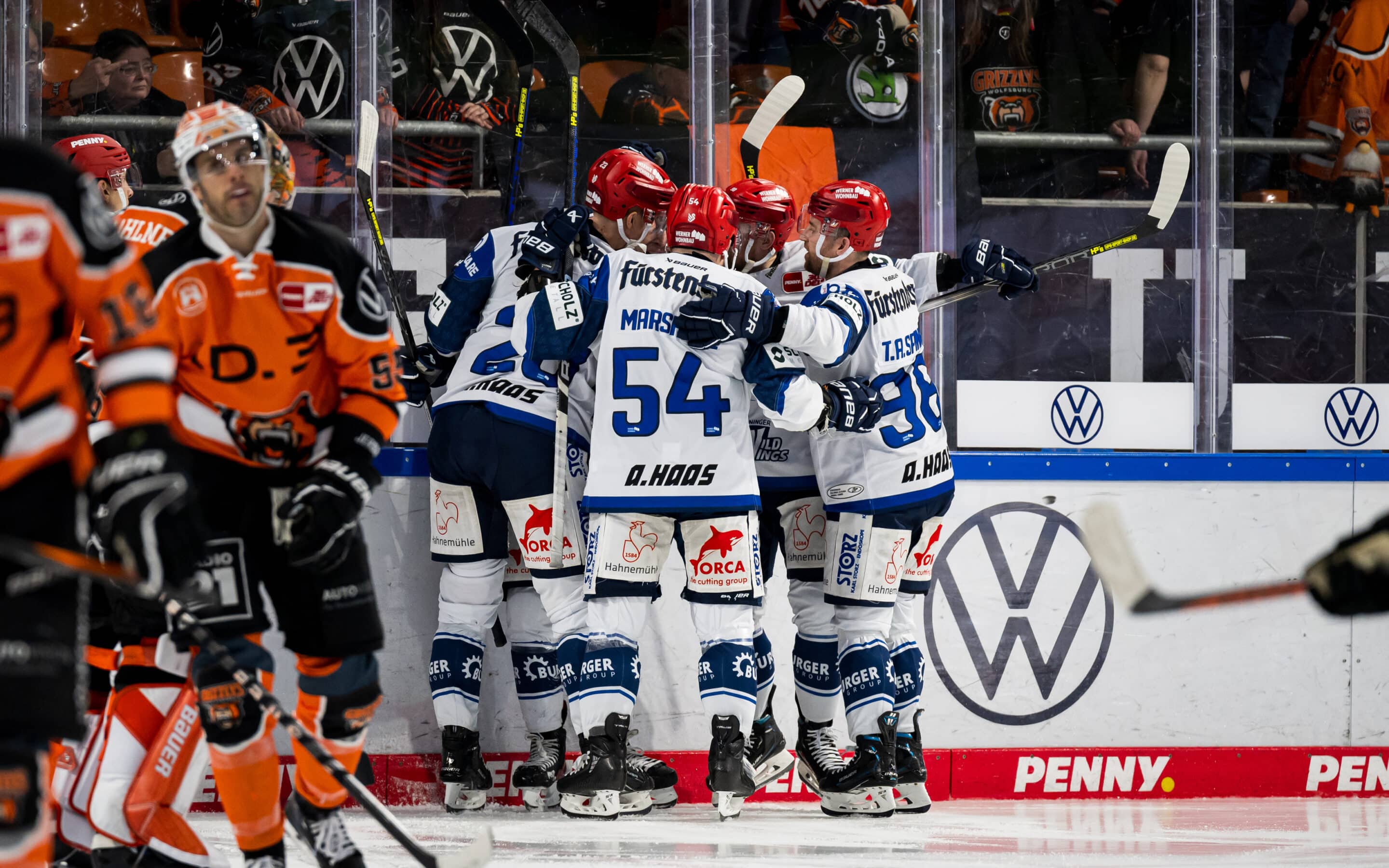 Grizzlys Wolfsburg mit Niederlage in der Verlängerung gegen Schwenningen, Hungerecker mit Doppelpack - Eishockey-Online News