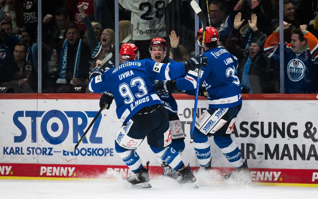 Schwenninger Wild Wings feiern Sieg gegen die Löwen Frankfurt