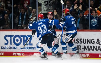 Schwenninger Wild Wings feiern Sieg gegen die Löwen Frankfurt