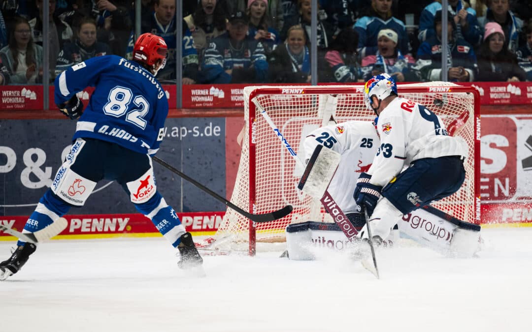 Schwenninger Wild Wings feiern Sieg gegen Red Bull München