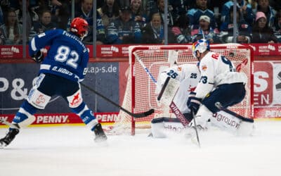 Schwenninger Wild Wings feiern Sieg gegen Red Bull München