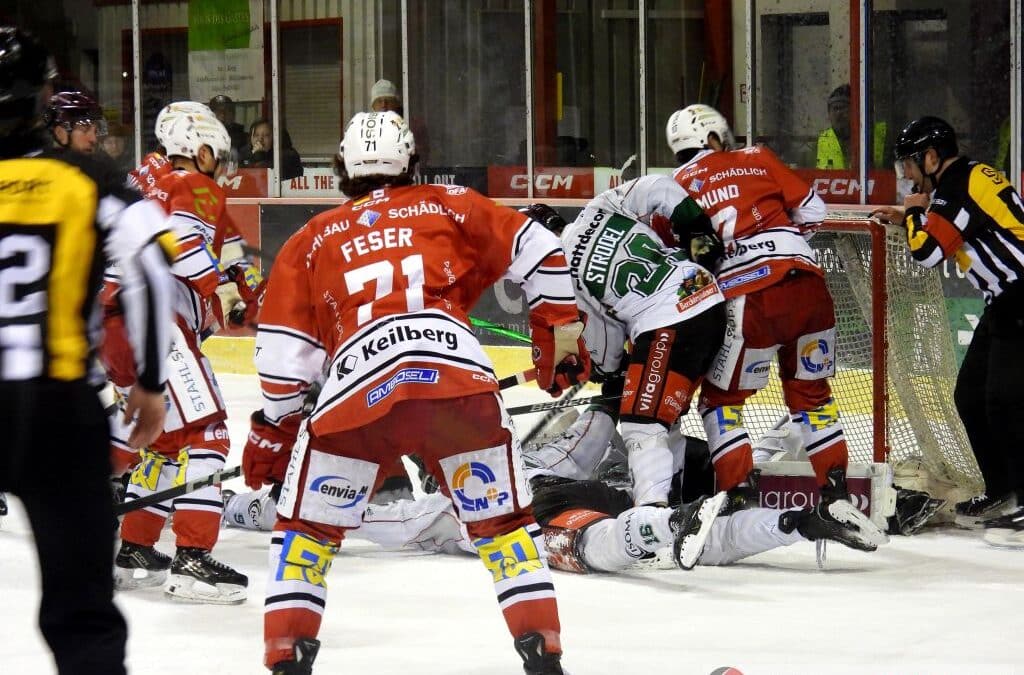 Eispiraten Crimmitschau bejubeln knappen Sieg über die Starbulls Rosenheim