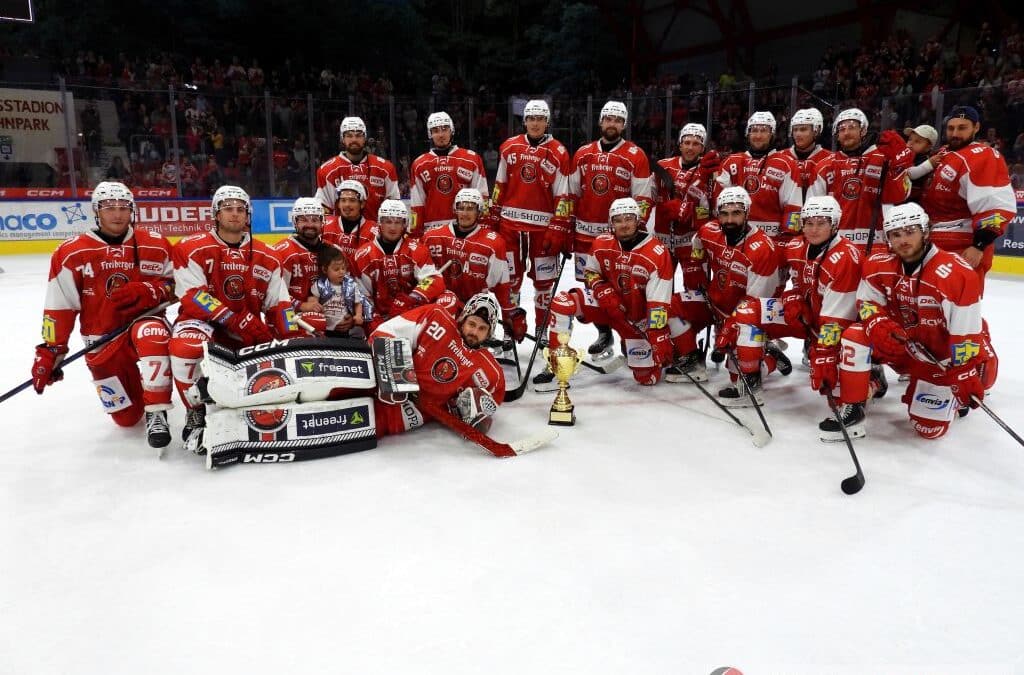 Eispiraten Crimmitschau bejubeln den Sieg des CCM-Cups gegen Deggendorf