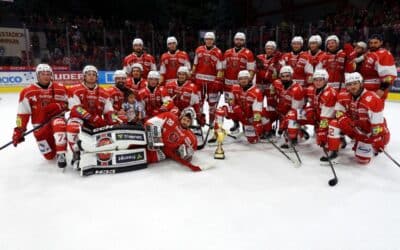 Eispiraten Crimmitschau bejubeln den Sieg des CCM-Cups gegen Deggendorf