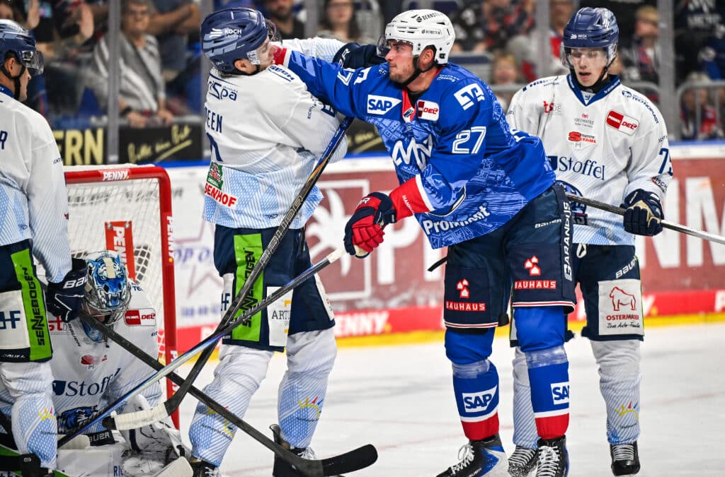Adler Mannheim starten mit Heimsieg gegen Straubing Tigers