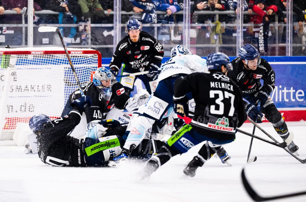 Straubing Tigers bleiben bis auf weiteres Tabellenführer nach Sieg gegen Dresden