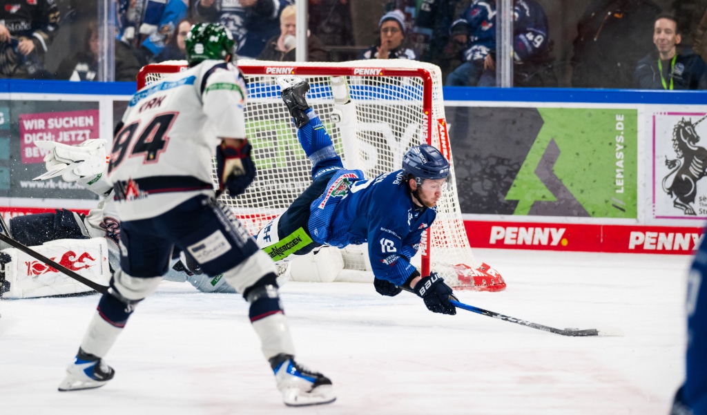 Straubing Tigers beeindrucken ihre Fans beim Heimerfolg gegen die Eisbären Berlin