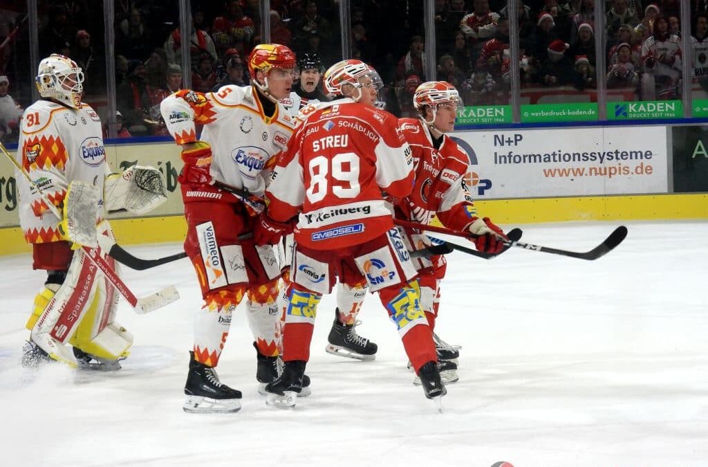 Eispiraten Crimmitschau tun sich schwer gegen die Jokers und bejubeln am Ende 2 Punkte