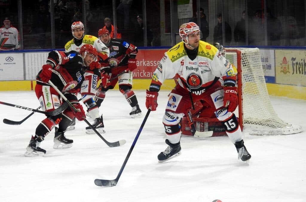 Eispiraten Crimmitschau mauern hinten und feiern Sieg über Landshut in Retro-Trikots