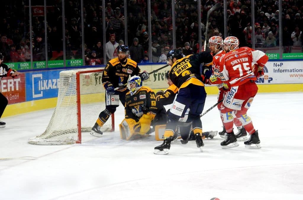 Eispiraten Crimmitschau bejubeln Derbysieg und damit ein 6-Punkte-Wochenende zum Heimspielabschluss 2025