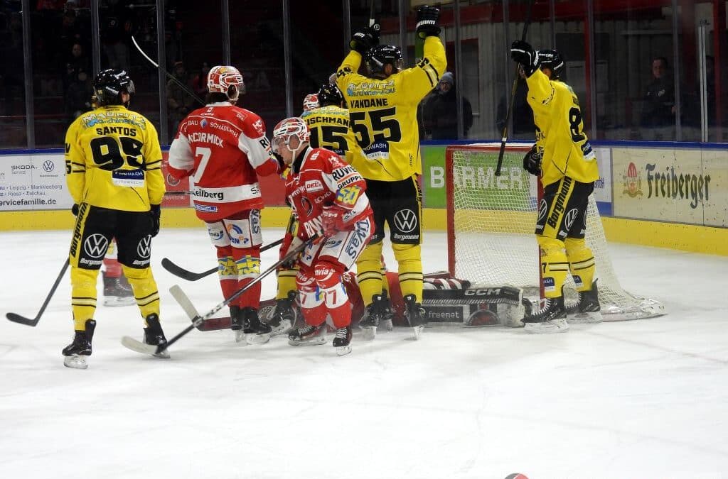 Kämpferische Eispiraten Crimmitschau müssen sich dem Spitzenreiter aus Krefeld geschlagen geben