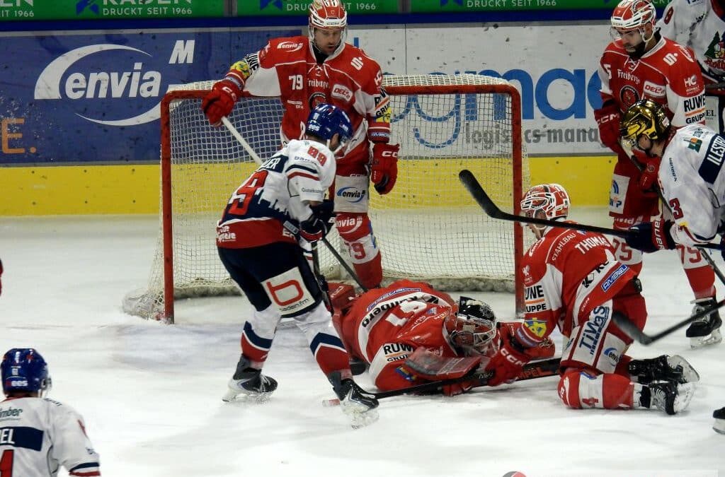 Eispiraten Crimmitschau verschenken einen Punkt und siegen nach Overtime gegen Freiburg