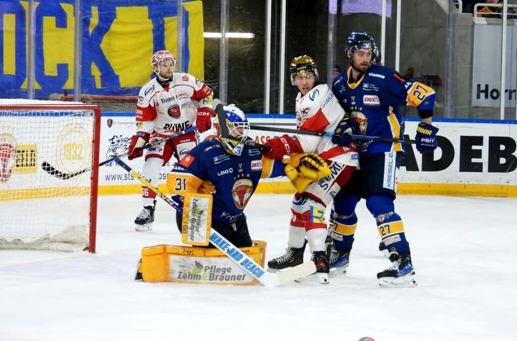 Eispiraten Crimmitschau müssen sich nach einem Doppelschlag innerhalb von 14 Sekunden gegen die Lausitzer Füchse in der Overtime geschlagen geben