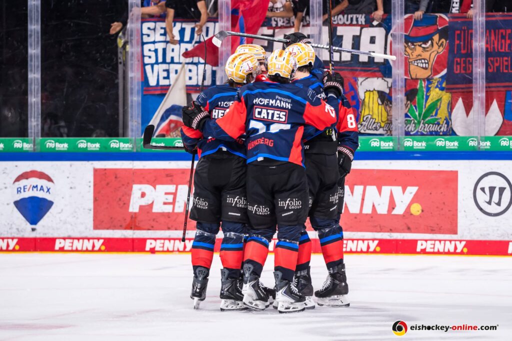 NIT MAN Nürnberger Spieler feiern den Sieg über Mannheim