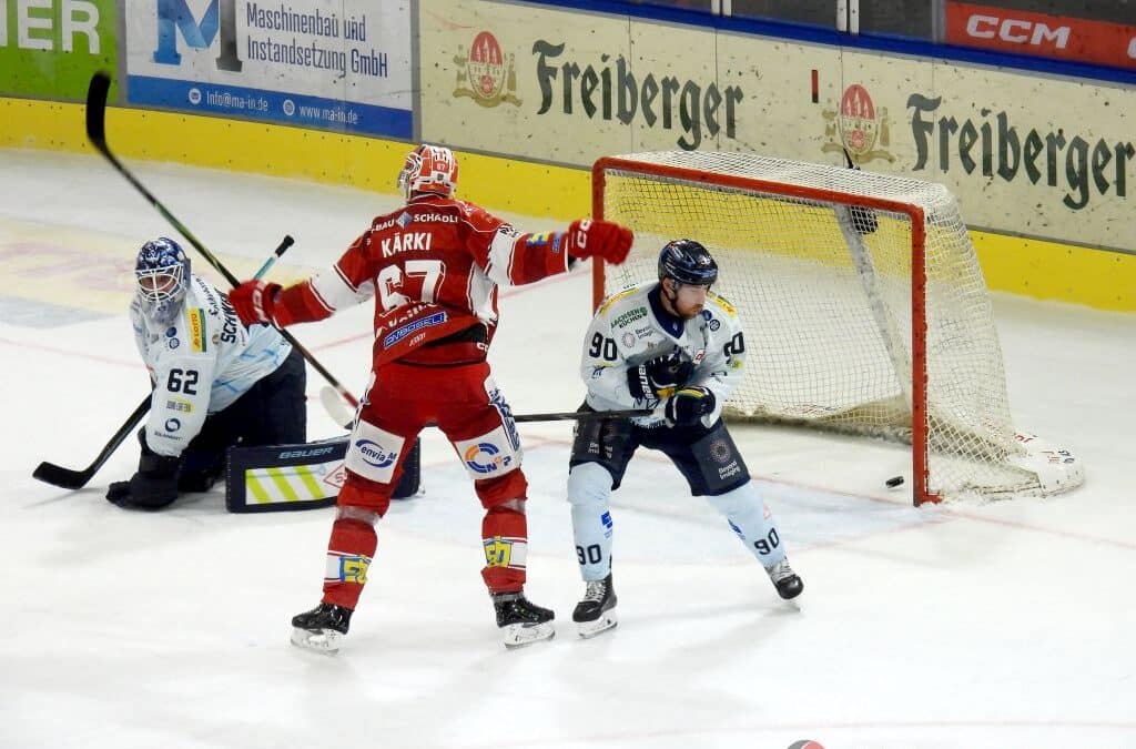 Eispiraten Crimmitschau können ein Derbysieg gegen die Eislöwen Dresden bejubeln