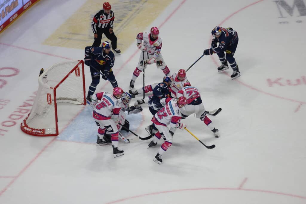 Eisbären Berlin vs. Red Bull München Eisbären Berlin vs. EHC Red Bull München